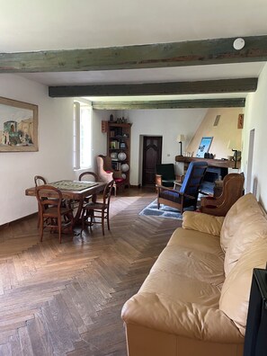 Fernseher, Kamin, DVD-Player, Tischfußball