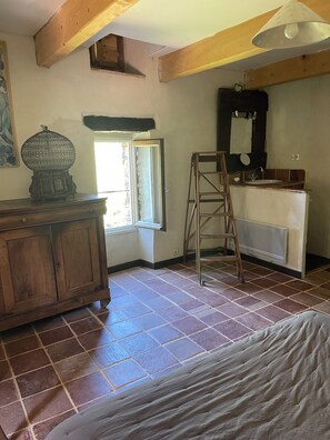 5 عدّة غرف نوم وواي فاي مجانًا وملاءات أسرّة