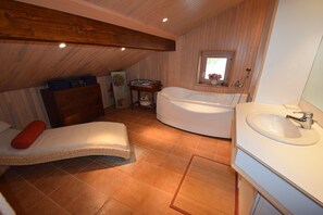 Bathtub, jetted bath, hair dryer