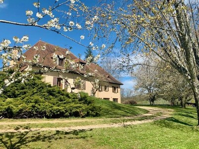 Large family home (15 people) with swimming pool