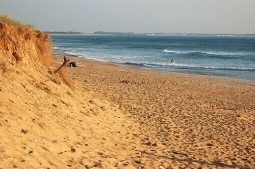 Bretonisches Haus in einem authentischen Dorf am Meer in der Bretagne