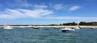 Presqu'ile dans l'île, Pretty 3* house, town center, 4 pers, enclosed garden + garage