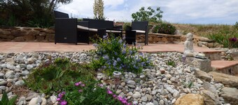 Hyggelig hytte mellom vingårder og furutrær