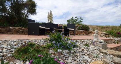 Viihtyisä mökki viinitarhojen ja mäntyjen välillä