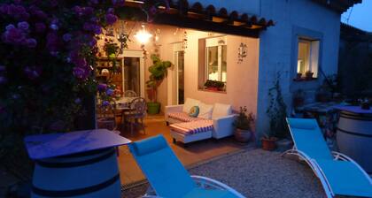 Viihtyisä mökki viinitarhojen ja mäntyjen välillä