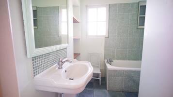 Douche, sèche-cheveux, papier toilette