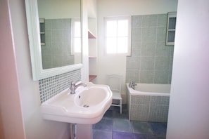 Shower, hair dryer, toilet paper - Villa, exceptional view sea and cliffs, standart of quality, at 2h of paris (Saint-Pierre-En-Port)