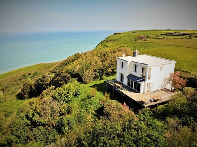 Villa, exceptional view sea and cliffs, standart of quality, at 2h of paris