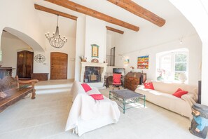 Smart-TV, Kamin, DVD-Player, Tischtennisplatte