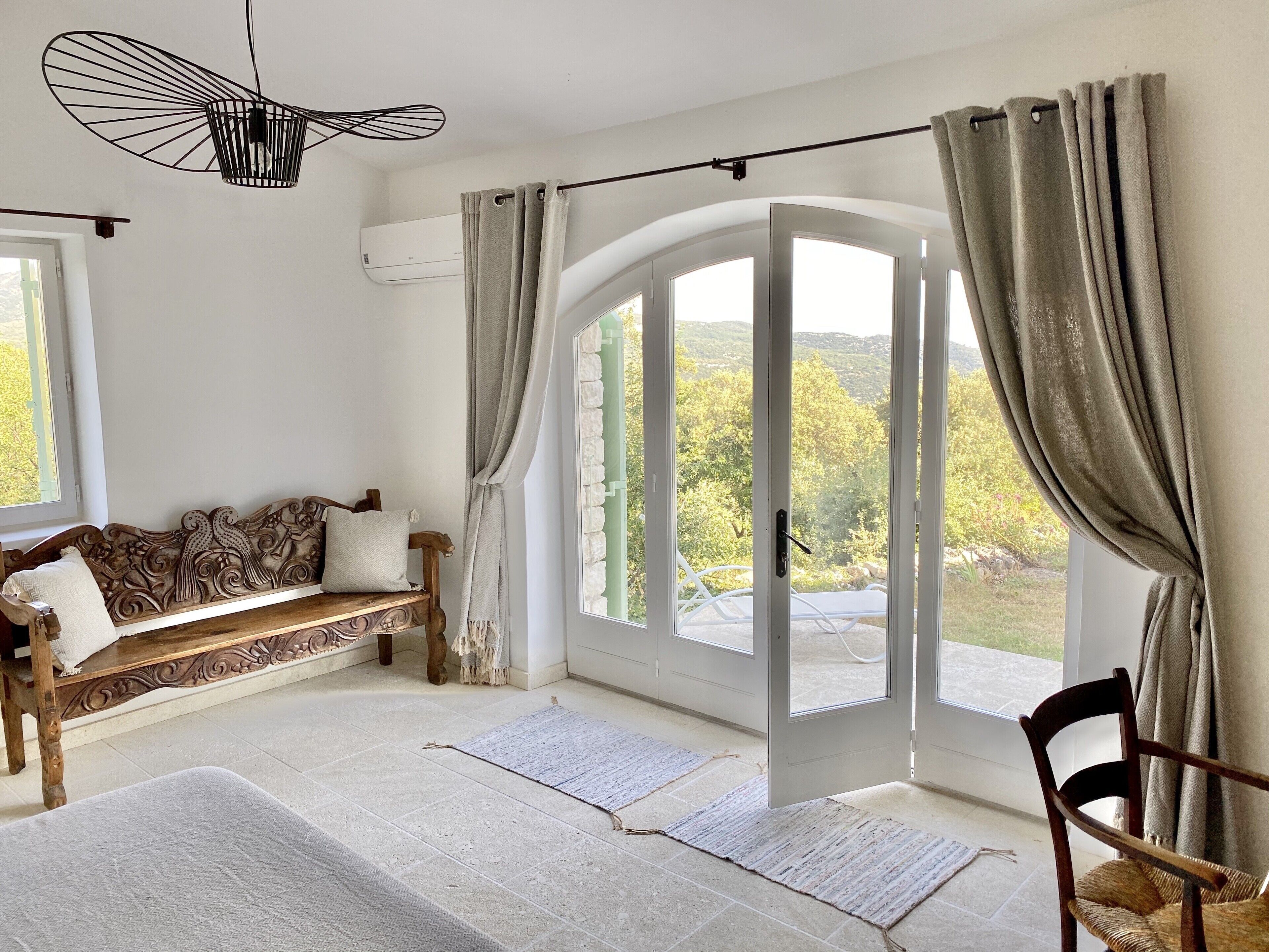 智能電視、壁爐、DVD 播放機、乒乓球設施