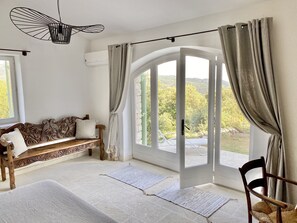 Smart TV, chimenea, reproductor de DVD y tenis de mesa