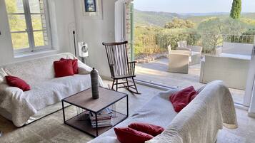 Smart-TV, Kamin, DVD-Player, Tischtennisplatte