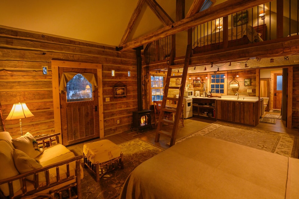 Cozy, Rustic Cabins near Chico Hot Springs & only 35 mins to YELLOWSTONE PARK!!