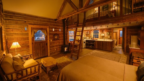 Cozy, Rustic Cabins near Chico Hot Springs & only 35 mins to YELLOWSTONE PARK!!