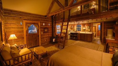 Cozy, Rustic Cabins near Chico Hot Springs & only 35 mins to YELLOWSTONE PARK!!