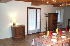 Dining - Maison Pyrénées, 3*, south-facing, Mosquito nets, Fibre, Livebox, 2Tv, Enclosed park. (Ossun-Ez-Angles)