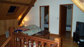 2 bedrooms, iron/ironing board, free WiFi