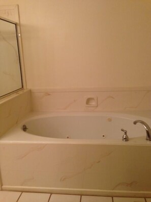 Ducha y bañera combinadas, bañera de hidromasaje y secador de pelo