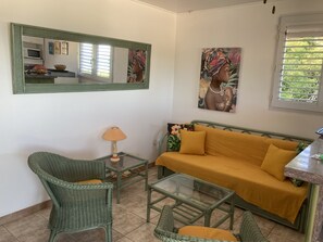 Fernseher, DVD-Player, Bücher