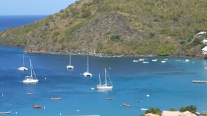 A coastal area with boats and a hillside. - Exceptional panoramic view and proximity to the beach (97217 Les Anses d'Arlet)