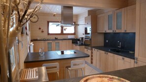 冷蔵庫、電子レンジ、オーブン、コンロ