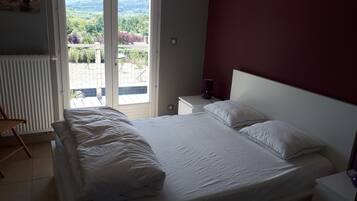 4 chambres, fer et planche à repasser, lit parapluie, Wi-Fi gratuit