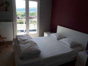 4 bedrooms, iron/ironing board, travel crib, free WiFi