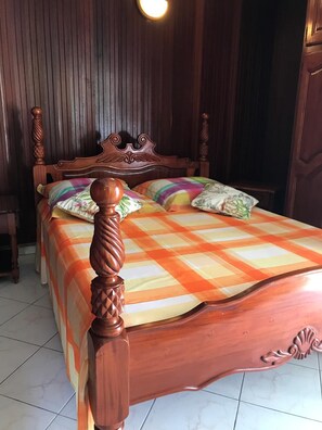 1 chambre, fer et planche à repasser, draps fournis