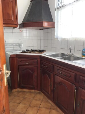 Réfrigérateur, micro-ondes, plaque de cuisson