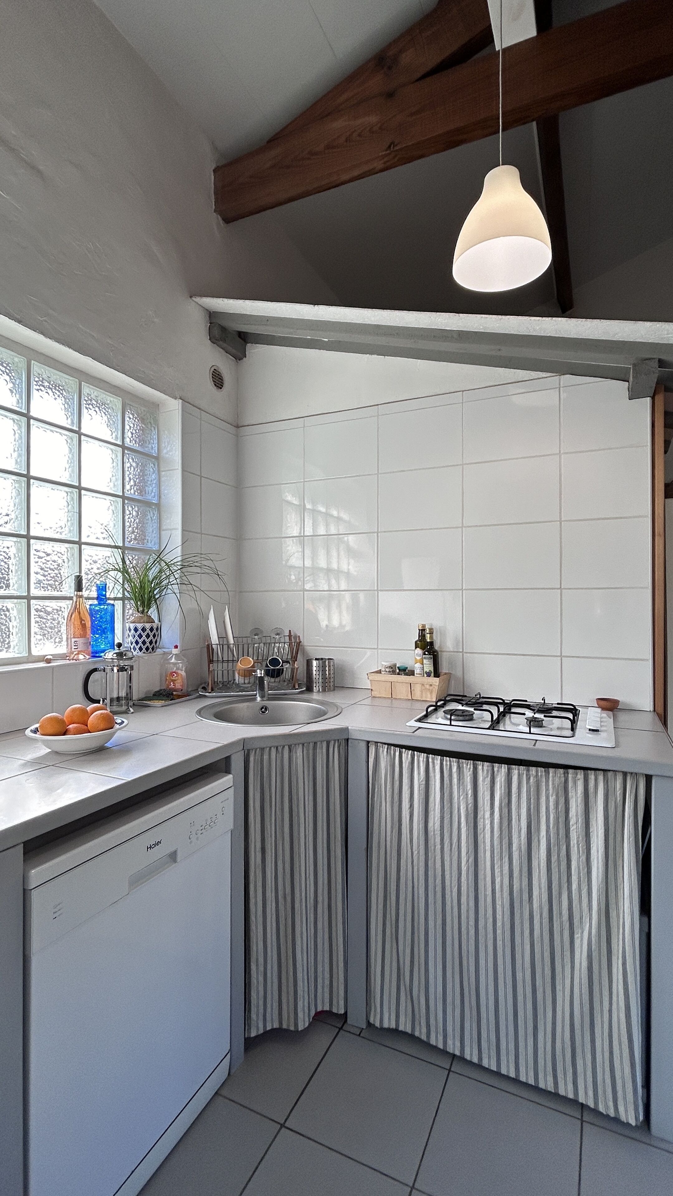 Cafetière/bouilloire, réfrigérateur, micro-ondes, plaque de cuisson