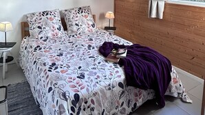 A bedroom with a bed, a window, and a nightstand with a lamp. - Peace, Beaches and Cycling on the Bay of Arcachon - Arès Cap Ferret  (Arès)