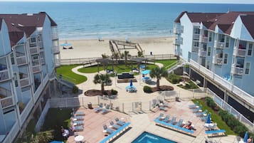 Ein Hotel mit Poolbereich, Zugang zum Strand und Meerblick.