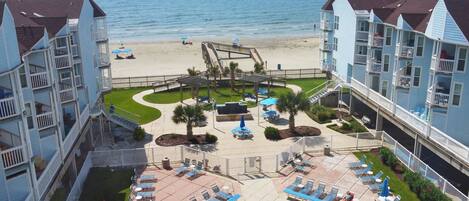 Un hôtel doté d’une piscine, d’un accès à la plage et offrant une vue sur l’océan.