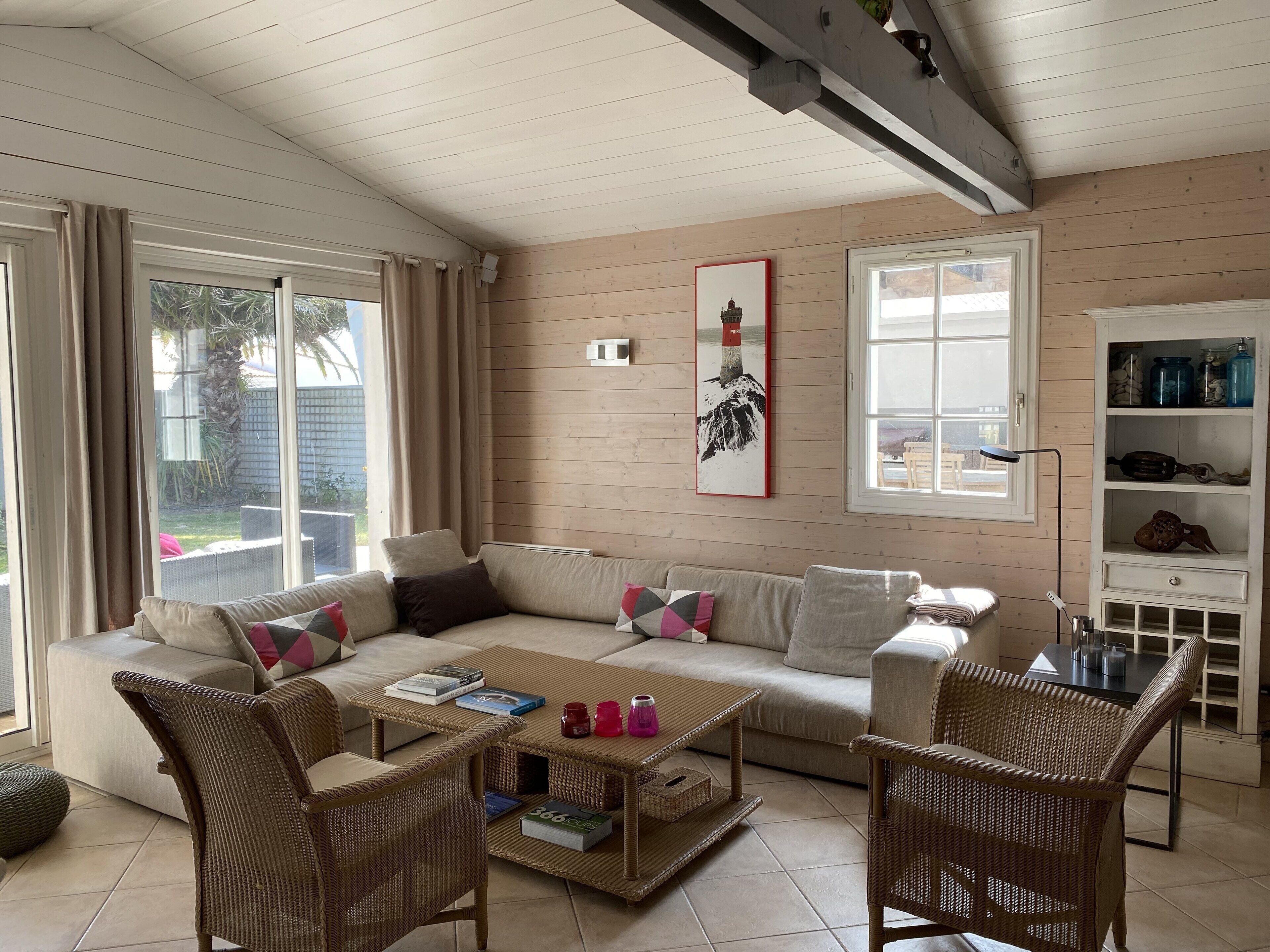 Large decorative house for 12. Garden, independent annex. 5 min from the beach