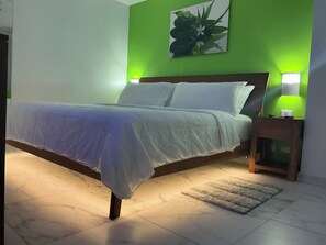 1 多间卧室、客房内保险箱、办公桌、熨斗/熨衣板