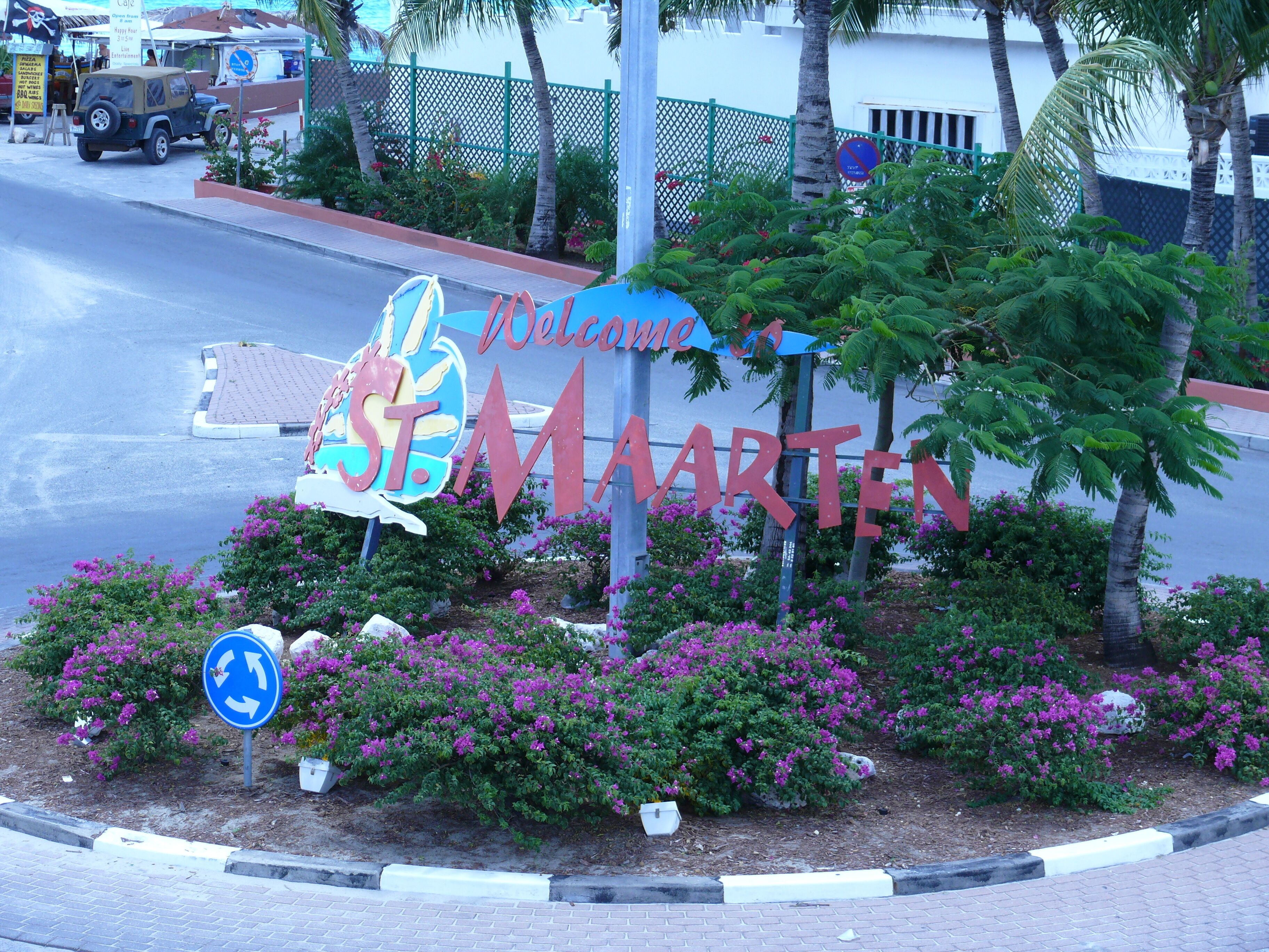 Letrero de bienvenida a St. Martin's, con una glorieta y una señal de tráfico que indica que está prohibido dar la vuelta.