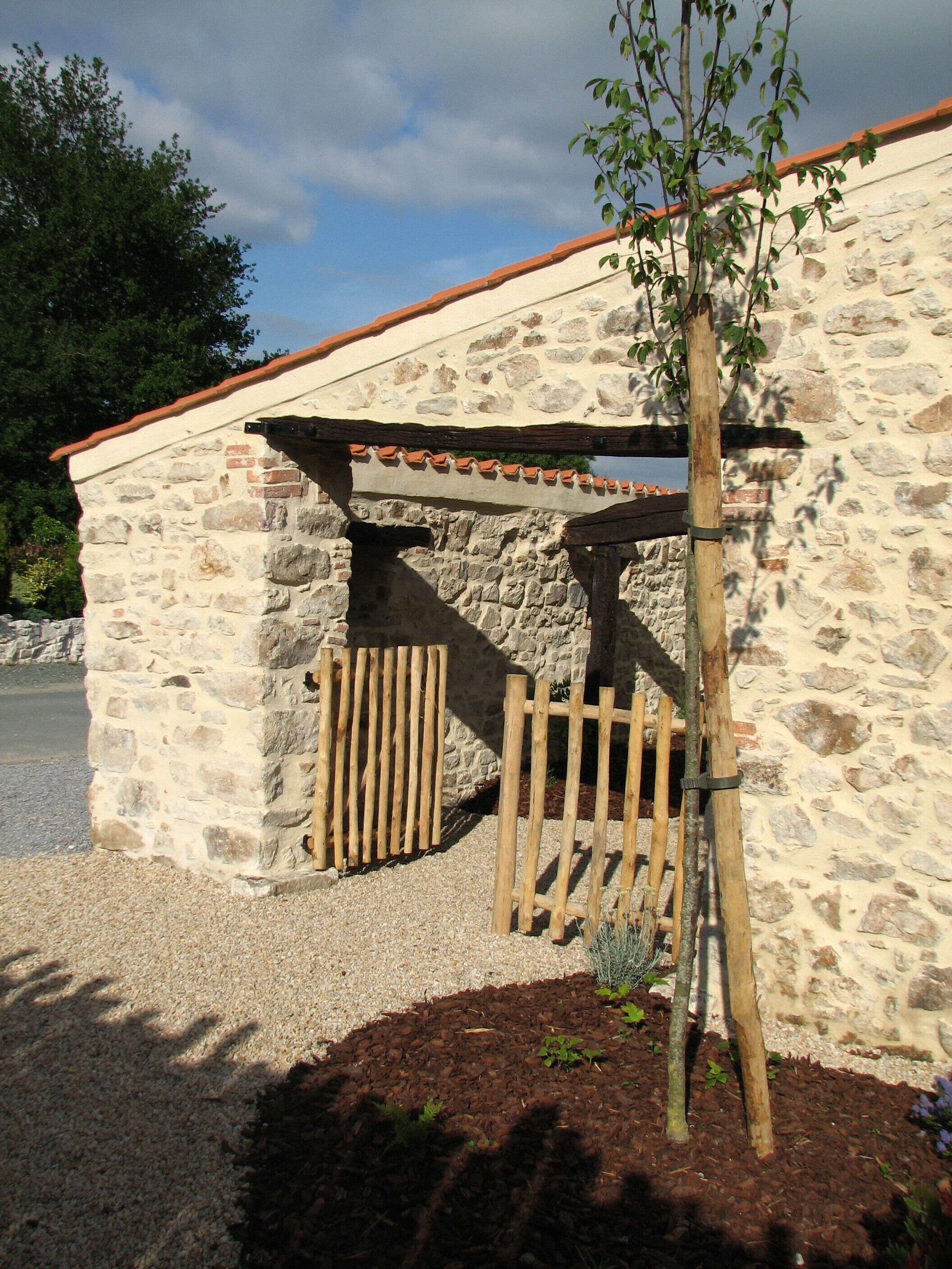 Entrée du gîte, place parking