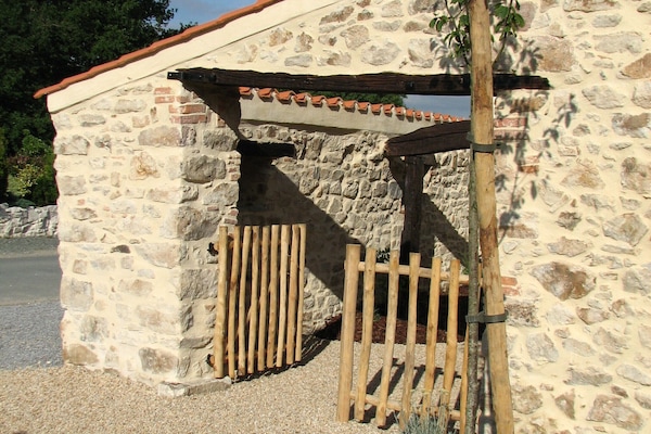 Entrée du gîte, place parking