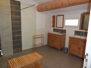 Suihku, hiustenkuivaaja, pyyhkeet, saippua