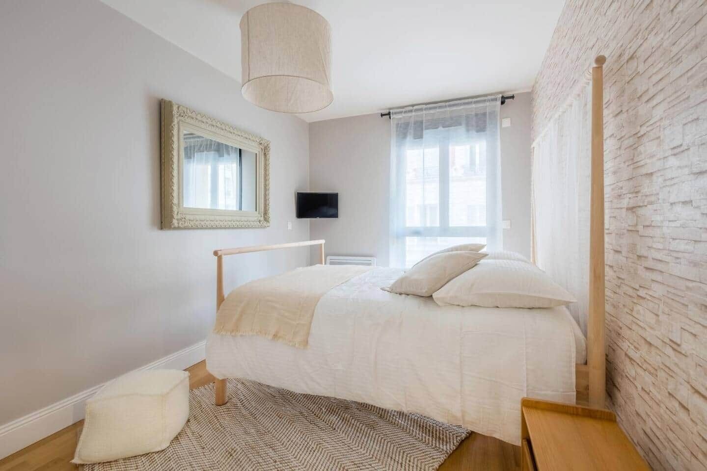 4 bedrooms, desk, iron/ironing board, WiFi