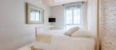 4 bedrooms, desk, iron/ironing board, WiFi