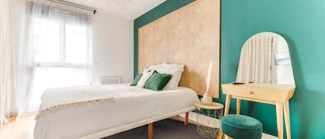 4 habitaciones, escritorio, tabla de planchar con plancha y wifi