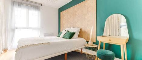 4 bedrooms, desk, iron/ironing board, WiFi