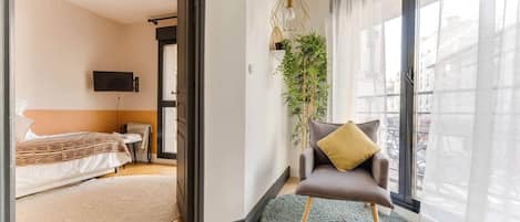 4 bedrooms, desk, iron/ironing board, WiFi