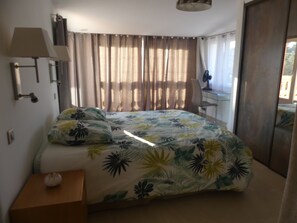 3 bedrooms, desk, iron/ironing board, travel crib - Luxury Provencal French Riviera villa in calm with balneo pool ncc, 6p (Vidauban)