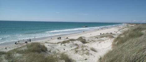 Una spiaggia nelle vicinanze