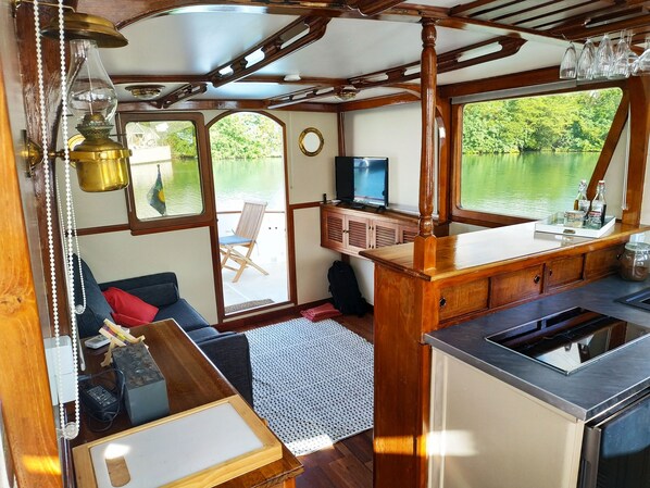 المنشأة من الداخل