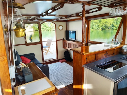 Romantischer Aufenthalt am Boot am Pier