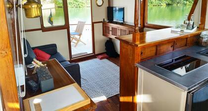 Romantischer Aufenthalt am Boot am Pier