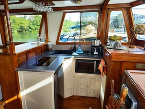 ثلاجة، ميكروويف، فرن، موقد طهي مسطح